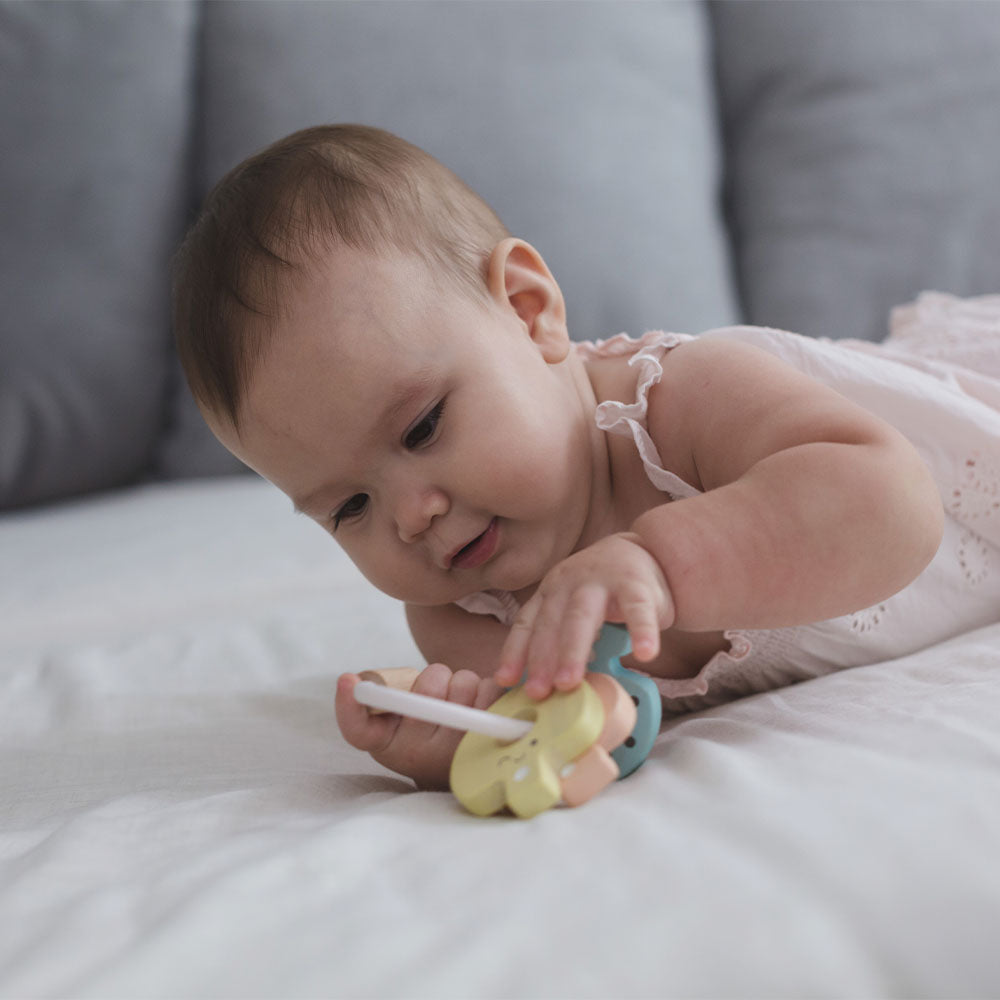 Medinis sensorinis barškutis rakteliai, 0-6 mėnesių kūdikiams, kudikis zaidzia ant pilvelio