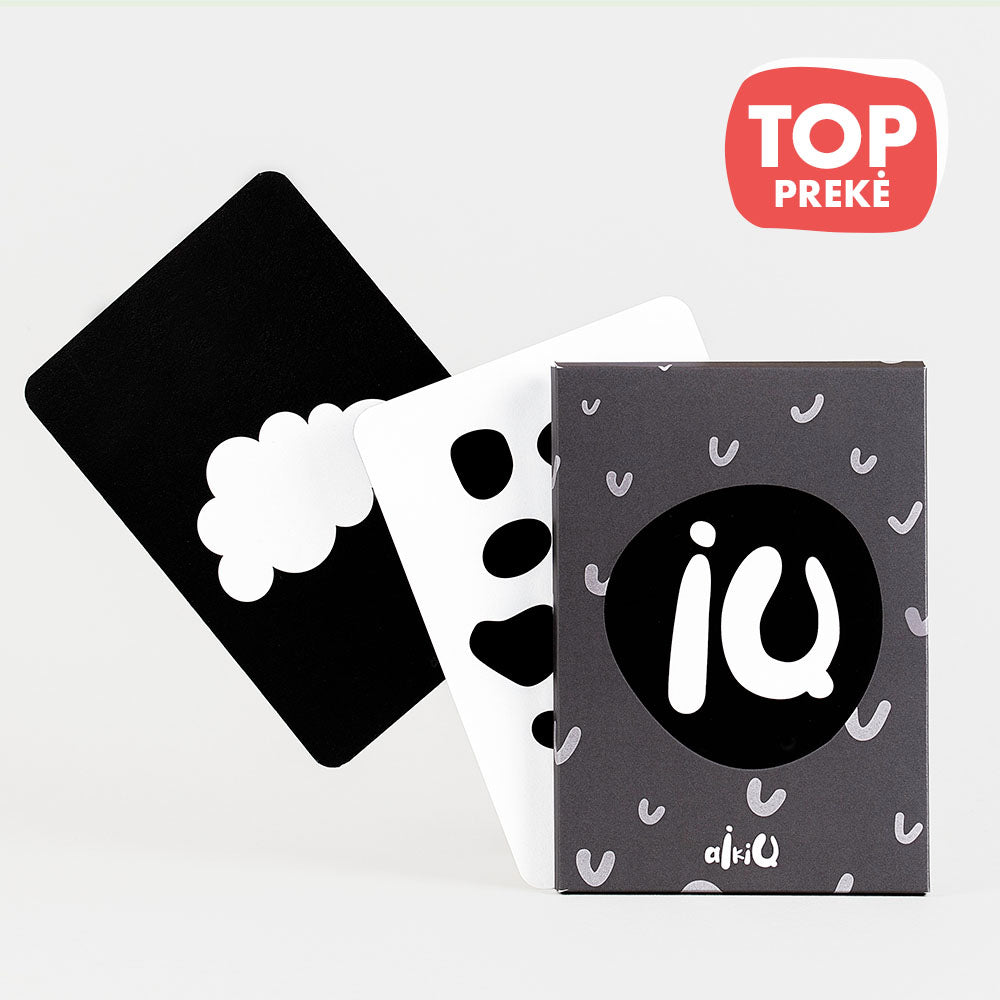 trys juodai baltos korteles pilkame fone, matosi juodai baltu korteliu ipakavimas ir uz jo ilsindusios dvi korteles